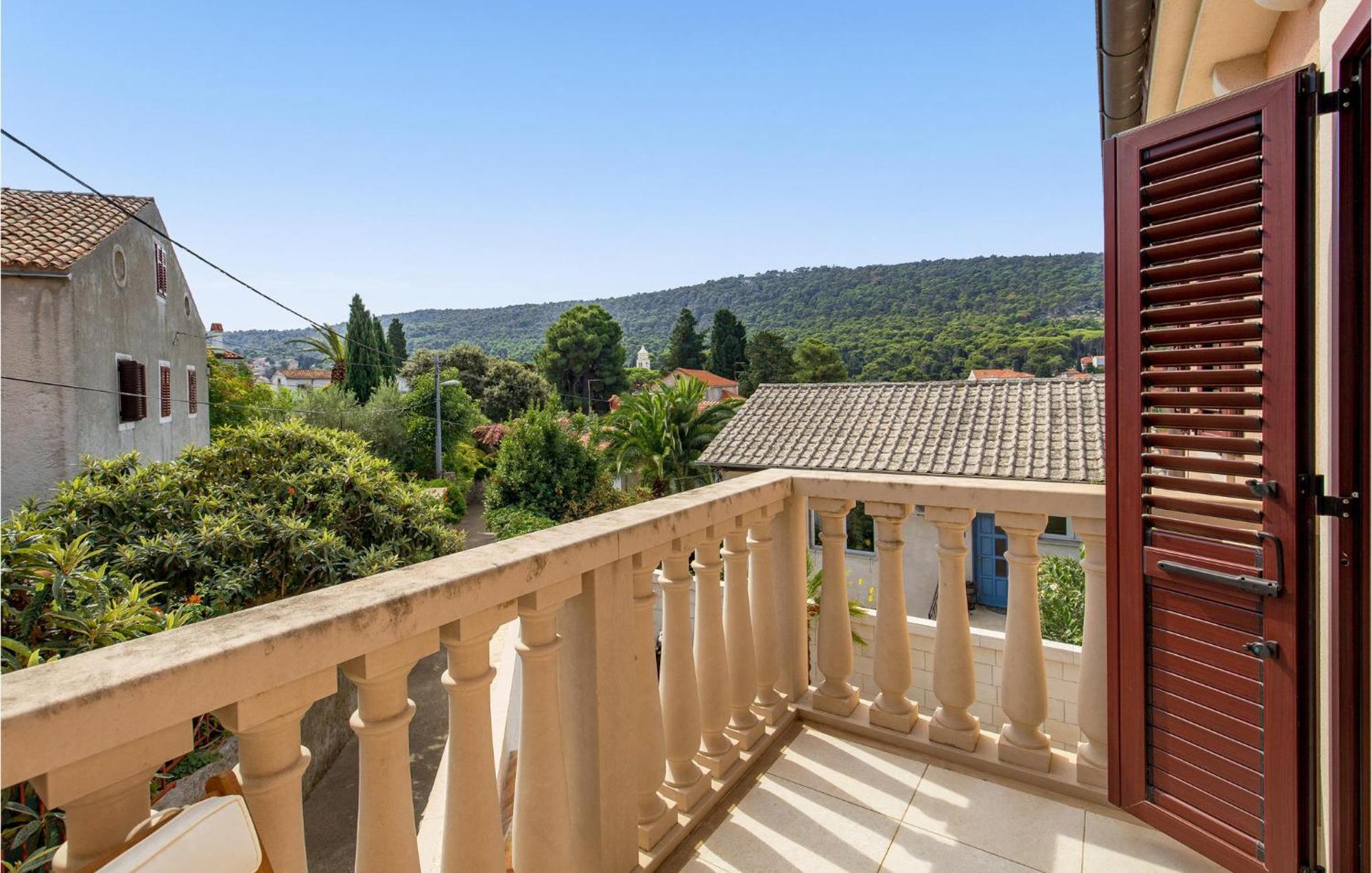 2 Bedroom Awesome Apartment In Veli Lošinj Exterior foto