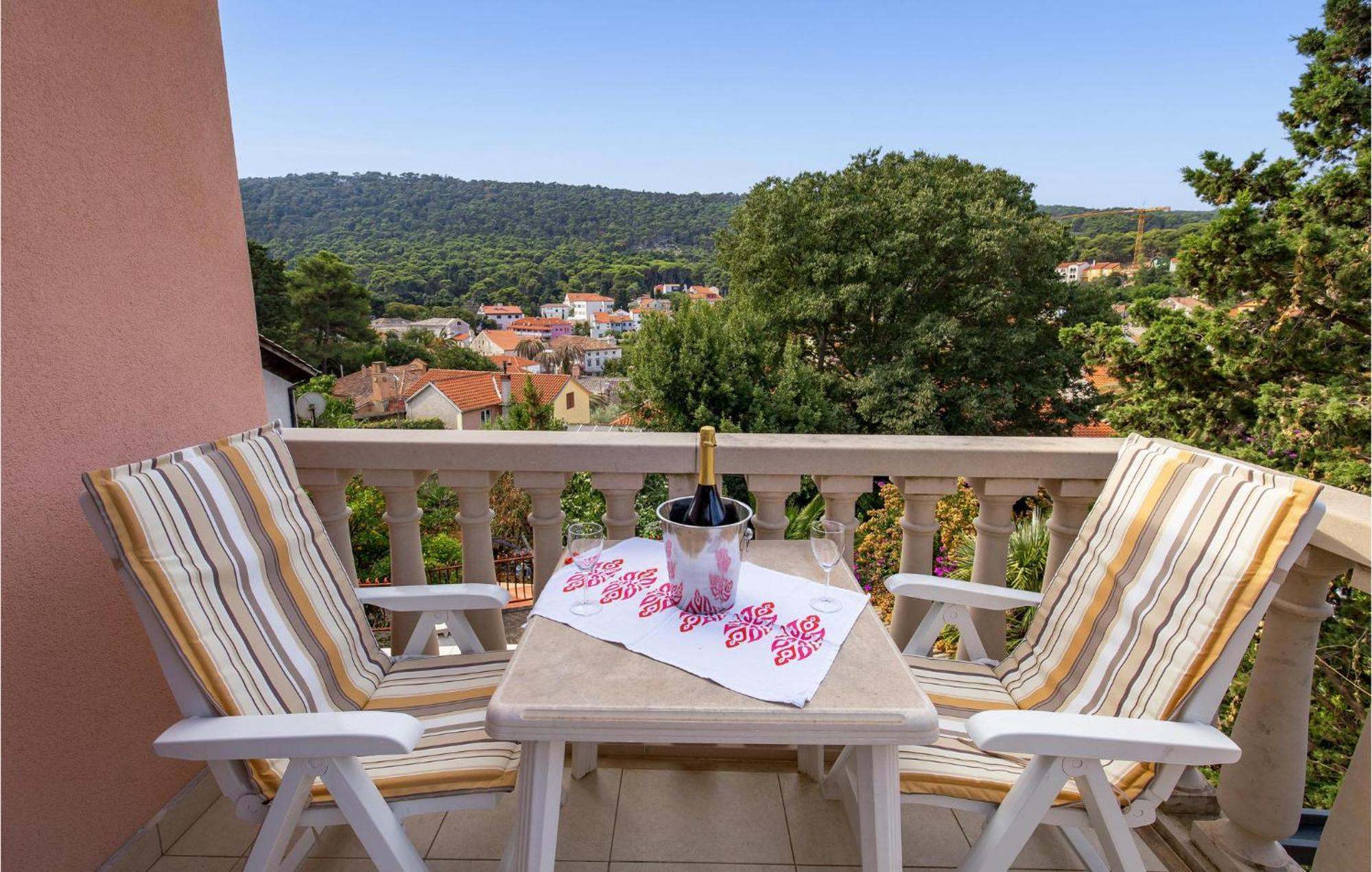 2 Bedroom Awesome Apartment In Veli Lošinj Exterior foto