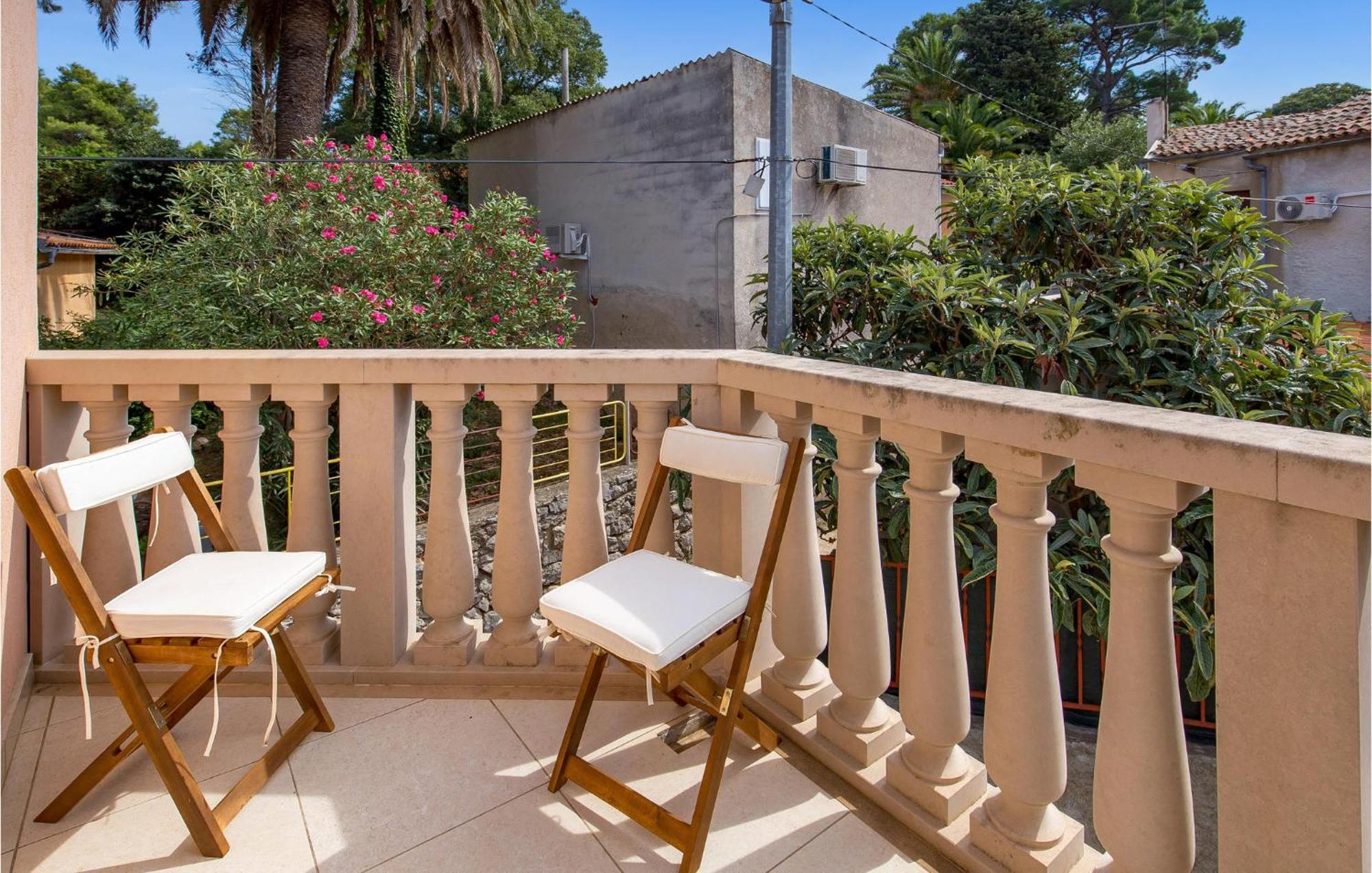 2 Bedroom Awesome Apartment In Veli Lošinj Exterior foto