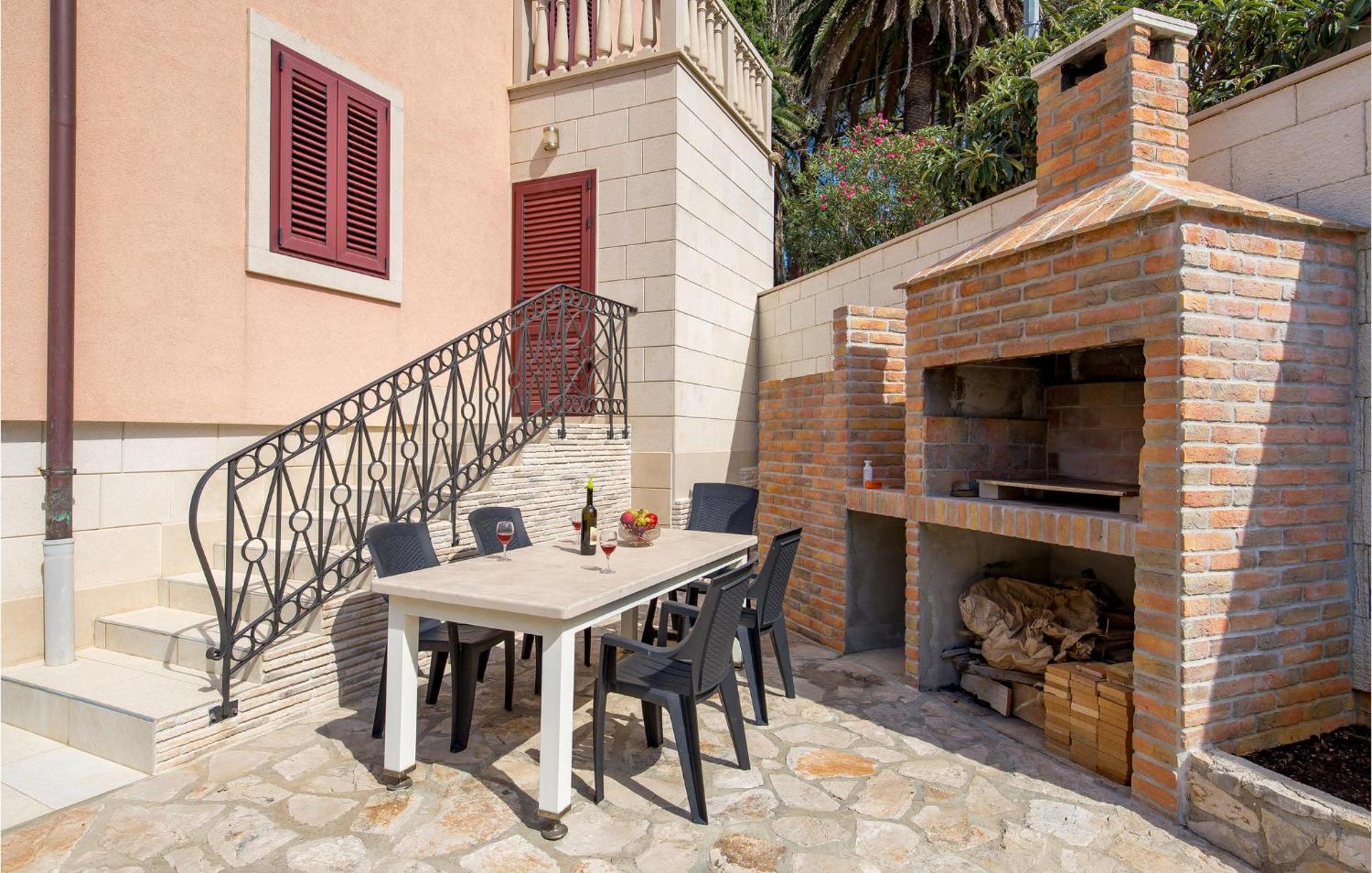 2 Bedroom Awesome Apartment In Veli Lošinj Exterior foto
