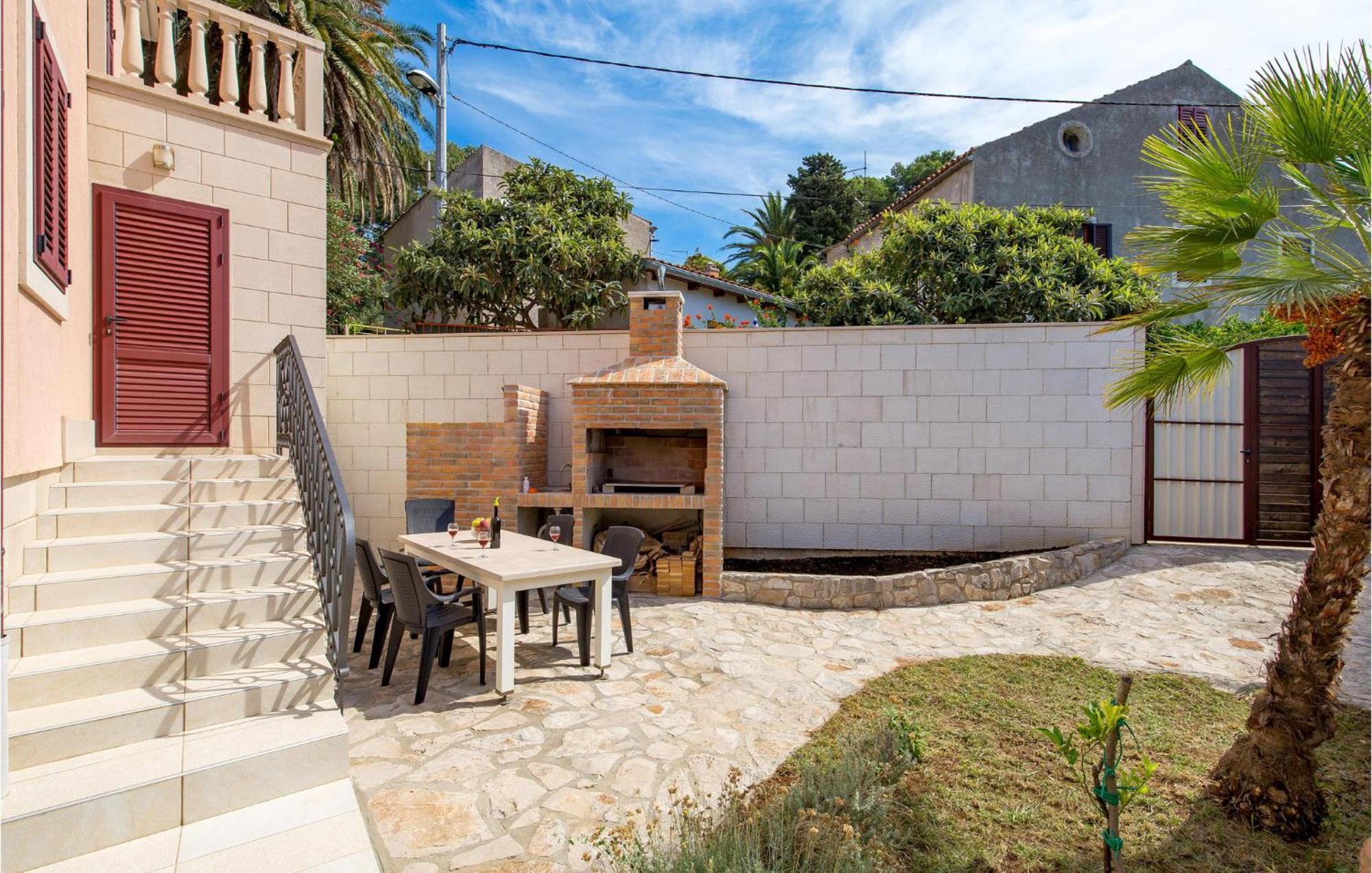 2 Bedroom Awesome Apartment In Veli Lošinj Exterior foto
